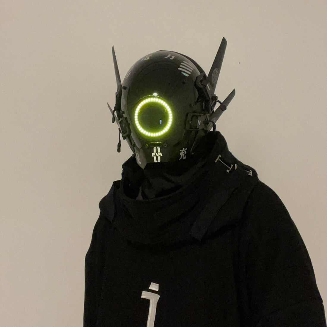 FuturFam-future-cyberpunk-techwear-mask-with-led-lights-halloween-props